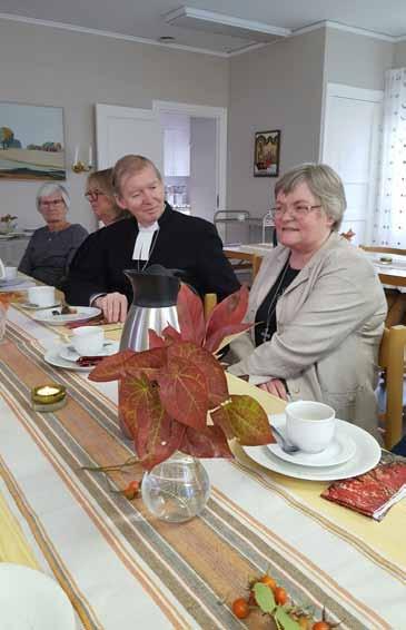 Nuvarande inredning är utformad av professor Erik Lundberg, efter att den tidigare inredningen förstörts av åsknedslag 1958. Målningar i taket är från slutet av 1800talet.