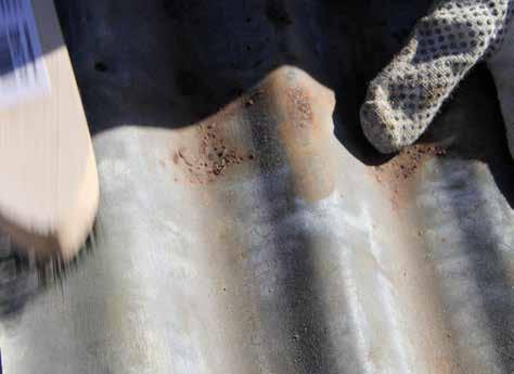 Omålade stålytor eller förzinkade ytor kan göras rena från föroreningar och korrosionsprodukter relativt lätt med manuell bearbetning och efterföljande tvätt (Bayliss & Deacon, 2002).