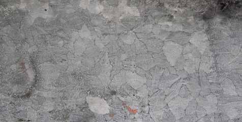 Figur 5.5. Gammal varmförzinkad yta med zink patina och rester av färgskikt. Kornen är 0,5-1 cm stora. 5.2 DAGENS ROSTSKYDDSBEHANDLING tabell 5.4 och 4.8.