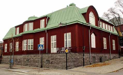 Figur 6.16. Aschanska villan i Umeå (byggt 1906) fick 1996 sitt originalplåttak senast ommålat med en linstandoljefärg med komplexa fosfater i flera lager på penetrerande olja (Grahn, 2017).