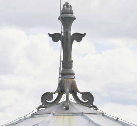 3.1 DET METALLISKA UNDERLAGET Figur 3.13. En gjuten takspira rostar och läcker järnjoner på ett omålat förzinkat plåttak.