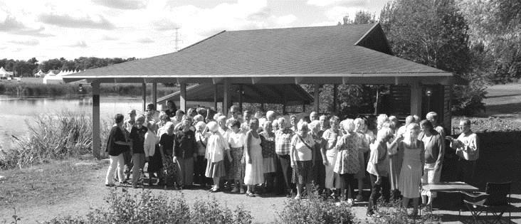 Gård med lurspel, allspel och dansuppvisning av Spånga folkdansgille.