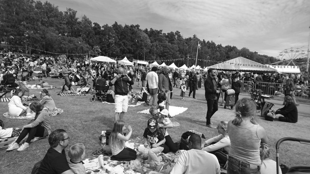 Seniorerna visade upp sig på nationaldagen Seniorerna fick visa upp squaredans på Golfängarna, där Sundbyberg enligt tradition firar Nationaldagen. Mycket folk, vackert väder.