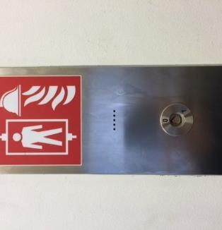 Då måste man särskilt beakta hållbarheten i hisskorgens nyckelbrytare så att hissen inte riskerar att sättas ur spel.