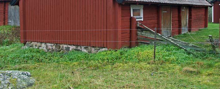 västra och östra fasaden bart timmer, norra och södra fasaden samt vid fönster på östra sidan ny lockläktpanel kopplade fönster bräddörrar med bandgångjärn Kroppås