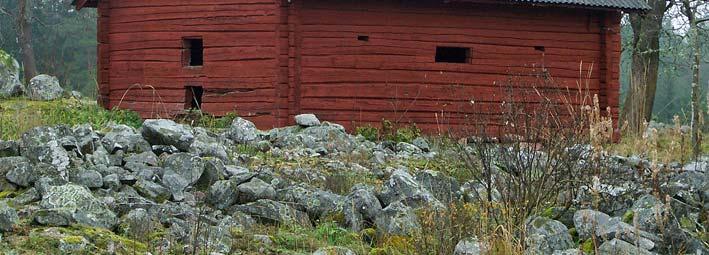 En dragstång håller ihop långsidans hammarband vid den södra gaveln.