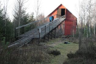 Bild th: Intresset var stort då Torstamåla Torvmuseum höll öppet hus i juni 2017. Lägg märke till TFCs jubileumsskrift. Foto: Elisabet Johansson.