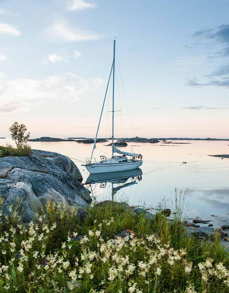 Populära naturhamnar från norr till söder Somna i båten till vågornas kluckande och börja dagen med ett dopp i det blå.