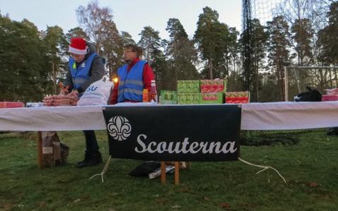 Mariestads scoutkår smyger med tomten i år igen Söndagen den 3e december var det dags för tredje året i rad att hjälpa till på det årligen återkommande Tomtesmyget i Johannesbergsparken, mitt i