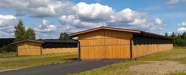 50 uteboxar är färdigbyggda och väl utnyttjade för både träning och tävling. En belyst ridbana 40 x 100 m är klar och fantastiskt fin att rida på.