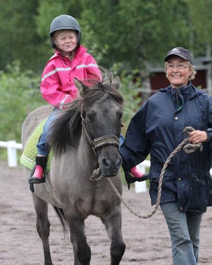 Kusken Diana Johansson hjälper en ung blivande (?