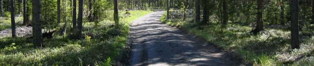 Service I centrala Ås, ca 3 km från området finns skola (låg- mellan- och högstadium), förskola, sporthall och bibliotek mm. Förskolor finns även i Byskogen (ca 2,5 km mot Östersundshållet).