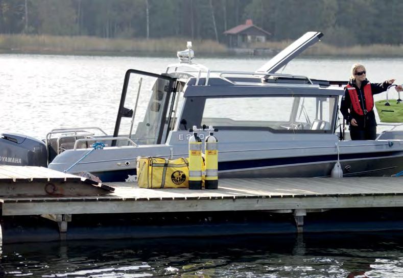 Dessutom är båten försedd med breda dörrar och en lucka ovanför