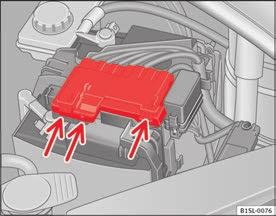 190 I motorrummet Varningslampa Kontrollera elektrolytnivån i batteriet. tänds Möjlig orsak Lösning Generatorfel. Kontakta en specialiserad verkstad. Låt verkstaden kontrollera elsystemet.