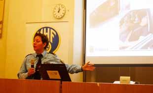 Efter föreläsarna blev det paneldiskussion. Vid mikrofonen höll först MHF:s trafiksäkerhetsexpert Lars Olov Sjöström en kort inledning. Välbesökt.