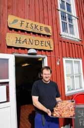 Passa på att cykla längs våra fina stränder vid Horneks Odde, råder Ole och pekar ut de olika alternativen. När jag passerar Vesterø hamn har fiskhandlare Morten Nielssen öppnat sin butik.