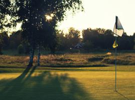 Vid golfbanan finns en restaurang med fullständiga rättigheter, driving range, övningsfält med korthålsbana, shop och en husvagnsparkering.