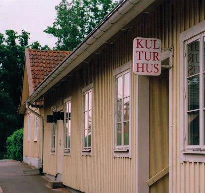 På Kulturhuset hade föreningen en försöksverksamhet med Teater Intim under verksamhetsåret 1993/1994 med en publik på 40-50 personer.