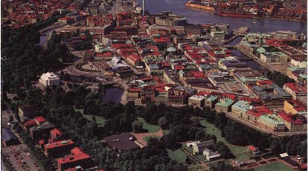 Hamnverksamheten är i full gång invid Kungstorget som skymtar till höger i bild. Bilden tillhör Göteborgs Stadsmuseum.