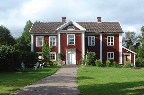 KVINNOHÖJDEN är en feministisk kurs-och gästgård som ligger i byn Storsund strax utanför Borlänge i Dalarna. Den ägs och drivs av Kvinnohögskolegruppen, som har haft kursverksamhet sedan 1981.