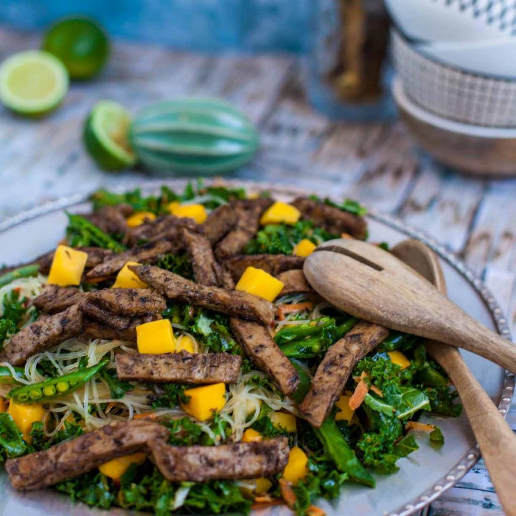 GLASNUDELSALLAD med grönkål, mango och stekt Oumph 4 port.