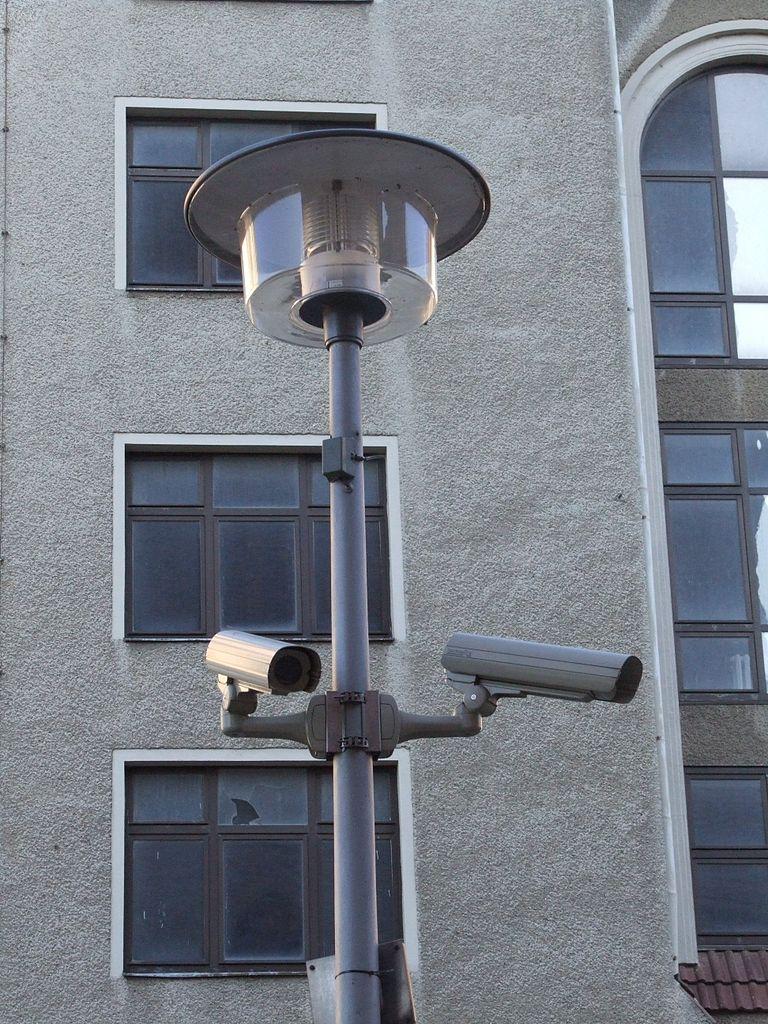 Exempel på u*litaris*ska aspekter på kameraövervakning Vad blir de samhälleliga konsekvenserna av ökad kameraövervakning på oﬀentliga platser? Hur ska vi väga värdet av eventuell minskning bro?