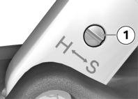 Inställning av bakhjulets dämpning Ställ motorcykeln på ett jämnt och fast underlag. Ställ in dämpningen med inställningsskruven 1. För hårdare dämpning ska ställskruven 1 vridas i pilriktningen H.