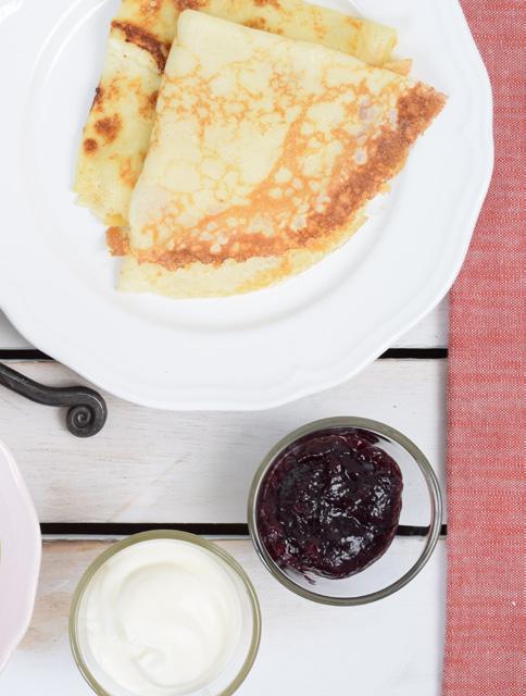 MÅNDAG TORTELLINISOPPA SERVERAD MED PANNKAKOR OCH BLÅBÄRSSYLT 45 MIN 1. Skala och finhacka löken. Bryn den i smör på medelhög värme i en stor gryta. 2.