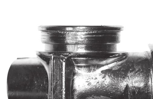 Montering 1. Montera frysskyddshylsan i gummi i regu latorhusets skåra. Tänj försiktigt gummit i öppningen så att det tränger över flänsen.
