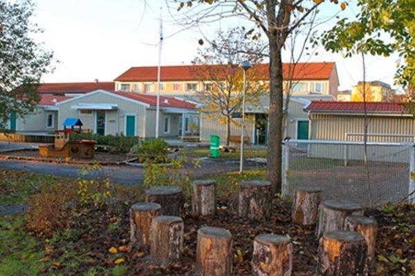 Välkommen till Lianens förskola Vi är en förskola som har en härlig miljö med Berga hage och stångån en kort