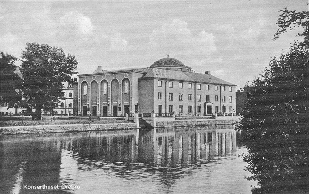 OKTOBER månads bild ÖREBRO KONSERTHUS Konserthuset byggdes mellan åren 1930 och 1932 som hemvist både för stadsbibliotek och konsertverksamhet. Det invigdes den 2 april 1932 av prins Eugen.