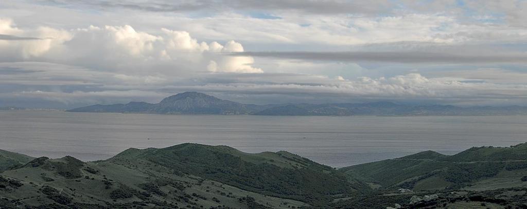 Vädermässigt är det ännu behaglig sommar men för rovfåglarna är det höst och de är nu på väg i hundratal för övervintring i Afrika.