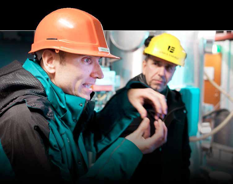 EN AGRONOMS DRÖM blev storskalig alganläggning Francesco Gentili tillsammans med samarbetspartnern Henrik Bristav från Umeå Energi.