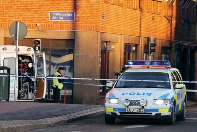 خودرو پلیس عکس: کالس اریکسون Eriksson( )Klas پلیس اگر از پلیس پرسشی دارید یا می خواهید وقوع جرمی را خبر بدهید به شماره تلفن ۱۱۴۱۴ زنگ بزنید. این شماره در تمام سوئد یکسان است.