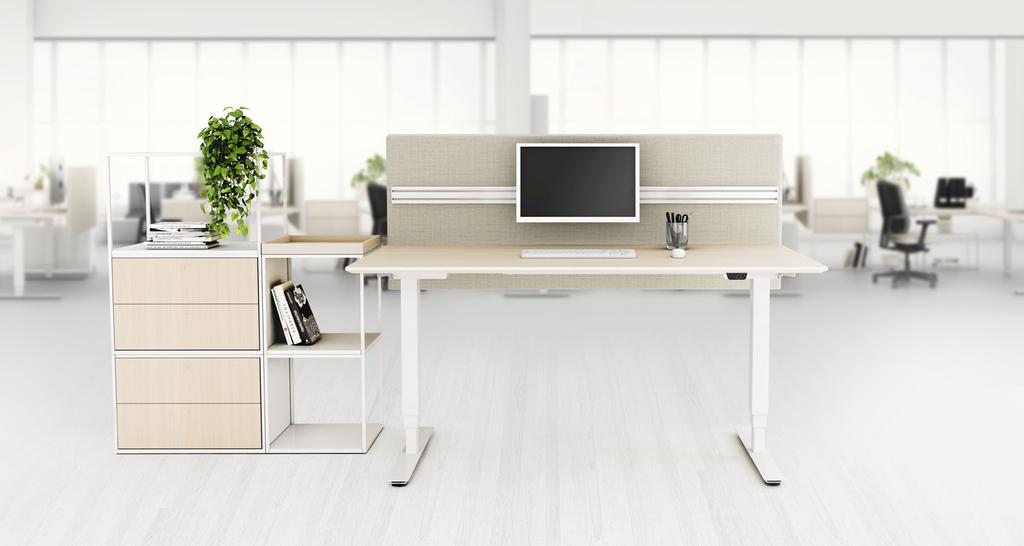 Arbetsbordet ramas in av ljudämpande skärmar och skapar en avskild arbetsplats i ett öppet kontorslandskap.