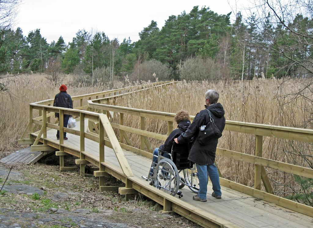 under 1930-talet. På 1950-talet fanns här två hus på holmen och 14 hus på udden. Du kan se spår efter den bebyggelse som fanns på ön i form av husgrunder och trädgårdsväxter.