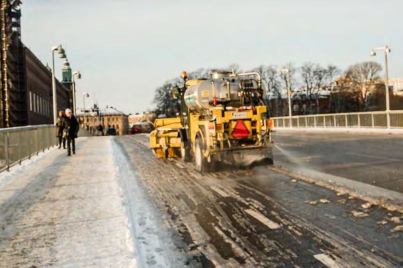 Figur 11. Depositionen av salt och vatten vid sidan om gång- och cykelvägen vid Bergslagsplan den 13 14 december 2017.