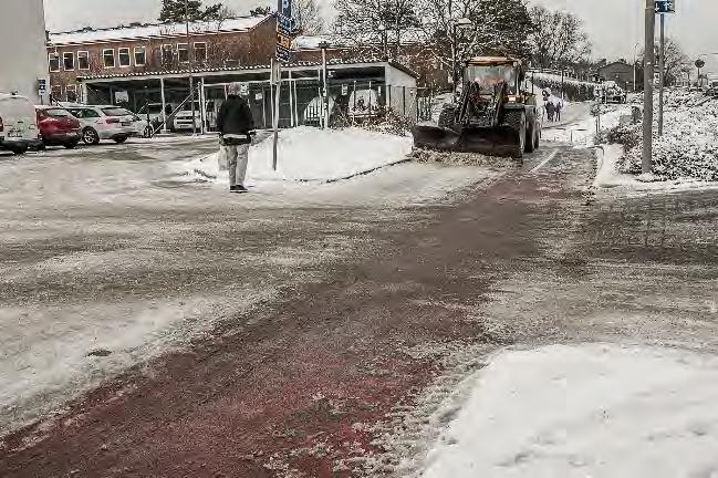 Figur 28. Plogning av en gångbana där tjock is bildats. Friktionsmätningen visar inte på någon sänkning av friktionen efter plogningsåtgärden (Figur 29).