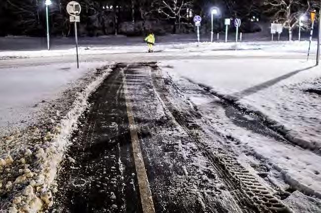 Figur 31. Sopning av en del av gång- och cykelvägen som utgör referenssträckan vid Bergslagsplan, som vanligtvis inte sopsaltas. 3.3. Särskilda fenomen studerade under vintern 2016/17 3.3.1. Snömängd/Frostmängd Denna vinter har vi kompletterat de vanliga mätningarna med olika metoder för att mäta mängden vätska som tillförs ytan under olika väderförhållanden.