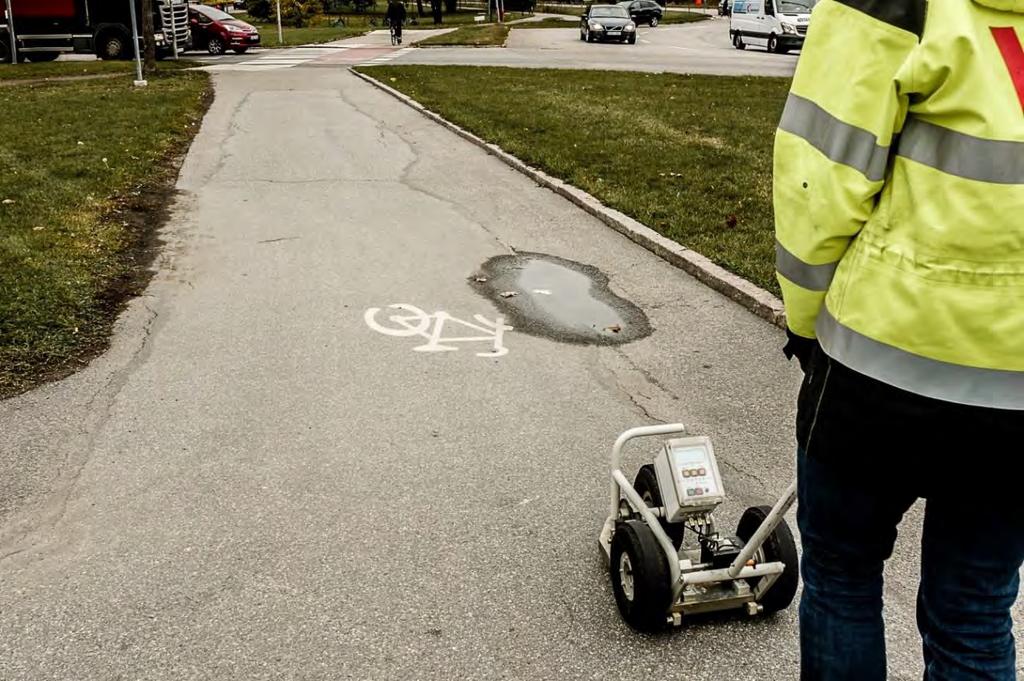 Figur 43. Asfaltsskadan vid Bergslagsplan utgör en lågpunkt där vatten ansamlas och riskerar att leda till isbildning och tillväxande isfläck.