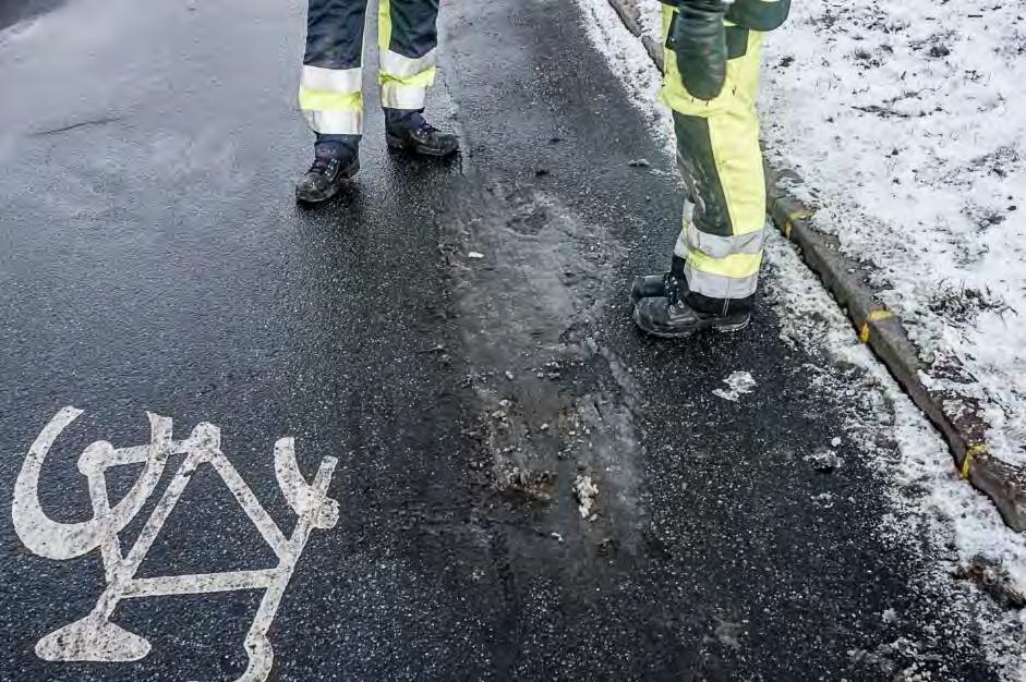 Figur 45. Sammanställning av arean hos den övervakade vattenpölen/isfläcken vid Bergslagsplan i relation till den ackumulerade nederbörden (SMHI, Tullinge).