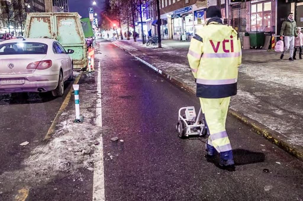 Förutom att det samlas snö och is kring vägkantstolparna har vi också uppmärksammat att fötterna till stolparna kan vara mycket hala.