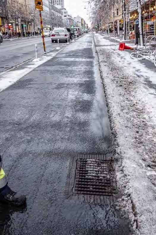 Figur 49. Vattenansamling längs kantstenen på cykelfältet på Götgatan till följd av undermålig avrinning. Figur 50.