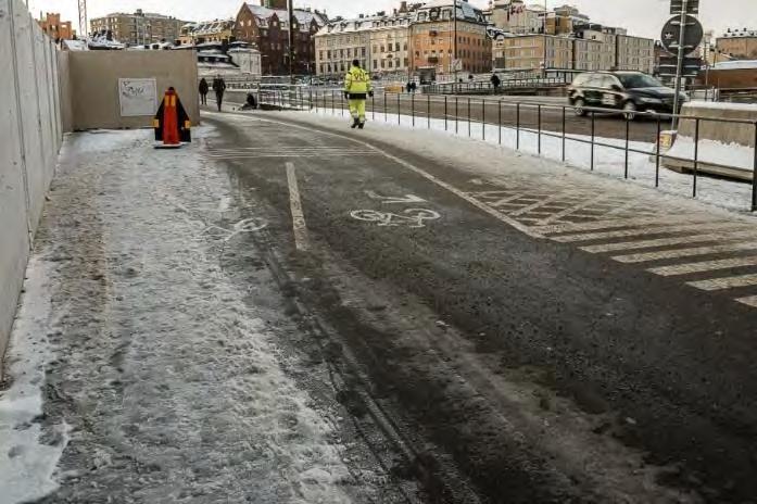 Figur 55. Gång- och cykelbanorna vid Slussen den 12 december, 2016. Endast delar av cykelbanan har barmark (t.v.) 