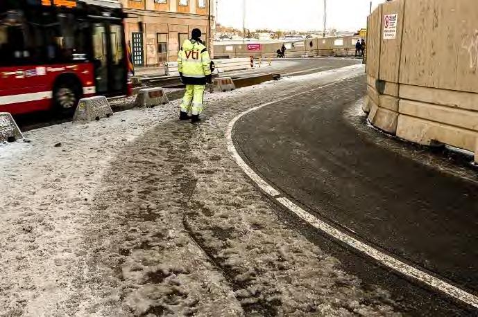 Vi kunde då se att trots att vägytans temperatur inte var lägre än 0 C, hade det bildats fläckar av halka (mestadels tunn is) i backen ner från den tillfälliga brokonstruktionen Pelikanen (Figur 56).