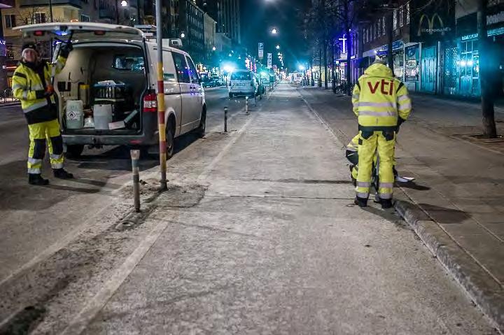 Friktionsmätning 1 påbörjas i höjd med röd-gul stolpe som anger start för lastzon (se Figur 75), mitt för O Learys, utanför Mc Donalds strax efter Ölandsgatan.