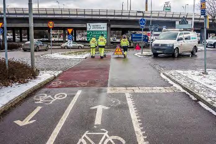 Följande kan ha inverkan på friktionen längs den inmätta sträckan: 0 m Busskurens hörn 2 m Trädet i kanten (start för gamla mätplatsen) 7,0 10 m Övergångsställe vita strecket/vägmarkering 13 17,5