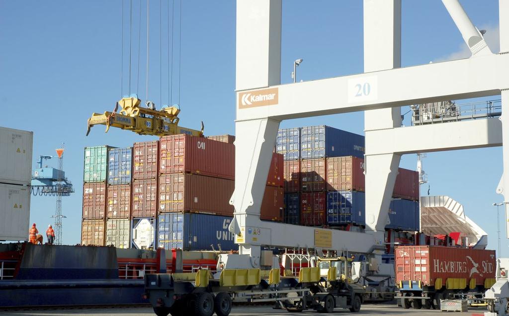 Unifeeder anlöper Västhamnen tre gånger i veckan för att lossa och lasta containrar.