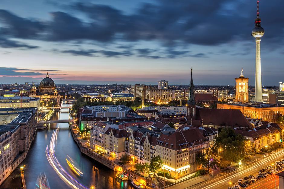 Matt Nimmo på Soho House ger en inblick i Berlins komplexa barscen. Tina Shine bor och verkar som proffsbartender i Berlin.