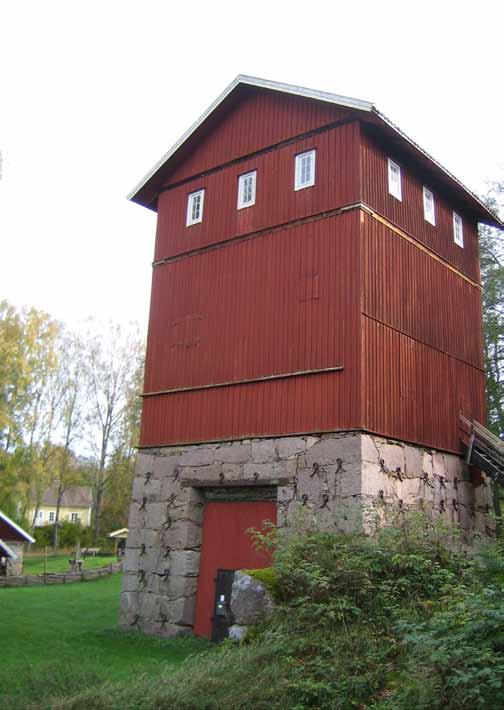 den västra s.k. rostugnen nybyggdes 1873. Herrgården uppfördes 1825-29 av Johan Lorenz Aschan.